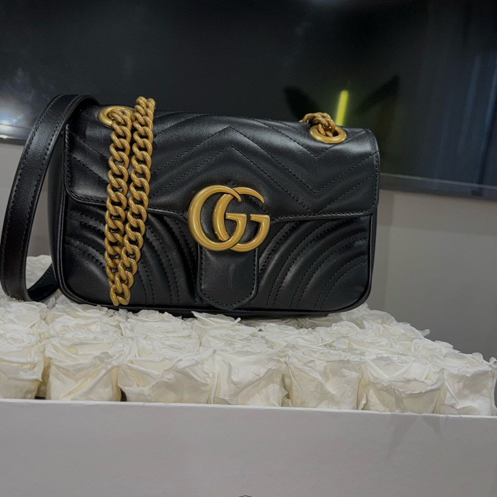 Black Gucci Leather Shoulder Bag with Gold Chain - Picture 5 of 8